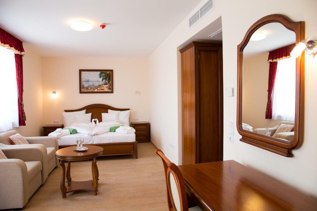 Luxury Hotel ชิโอฟก ภายนอก รูปภาพ
